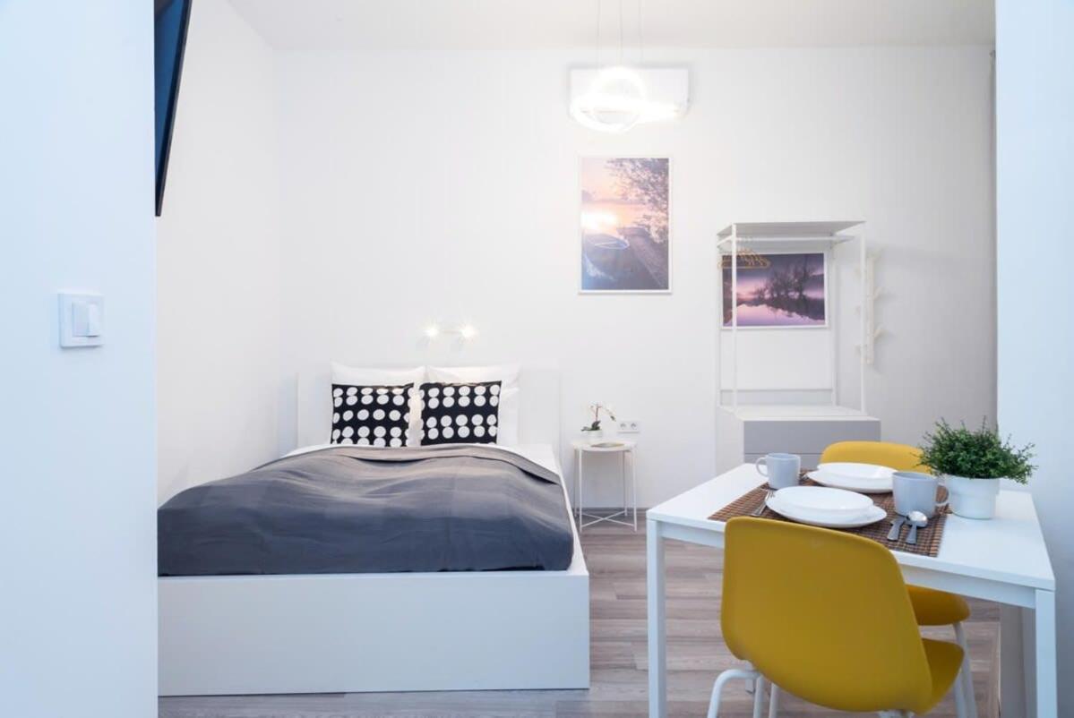 Modern At Convenient Location Apartamento *